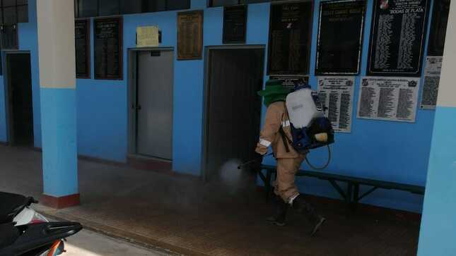 Municipalidad de Camaná, realizó fumigación del local educativo