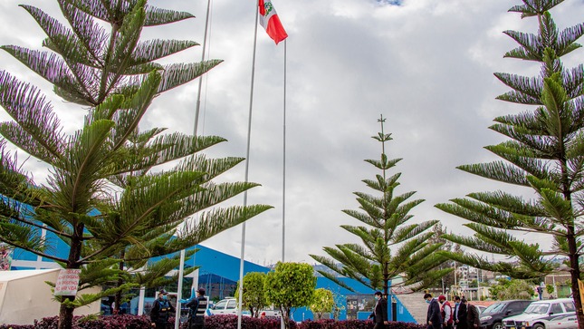 Autoridades ediles se dirigen a izar la bandera nacional y distrital