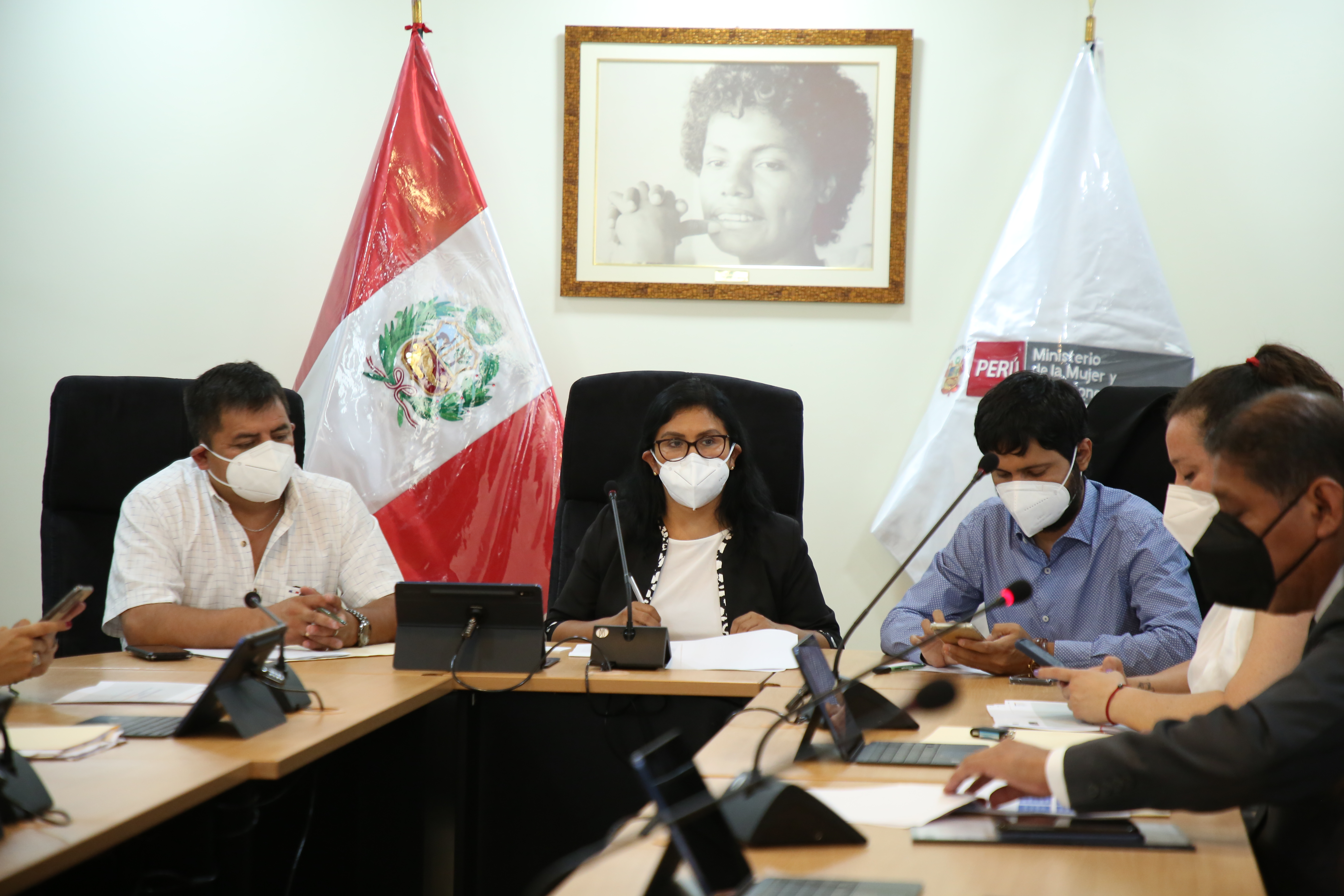 Reunión de coordinación de la ministra Katy Ugarte Mamani y la alta dirección del sector