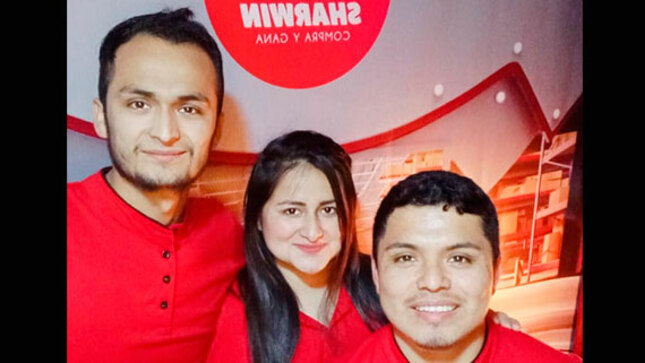 James posa junto al equipo Sharwinn