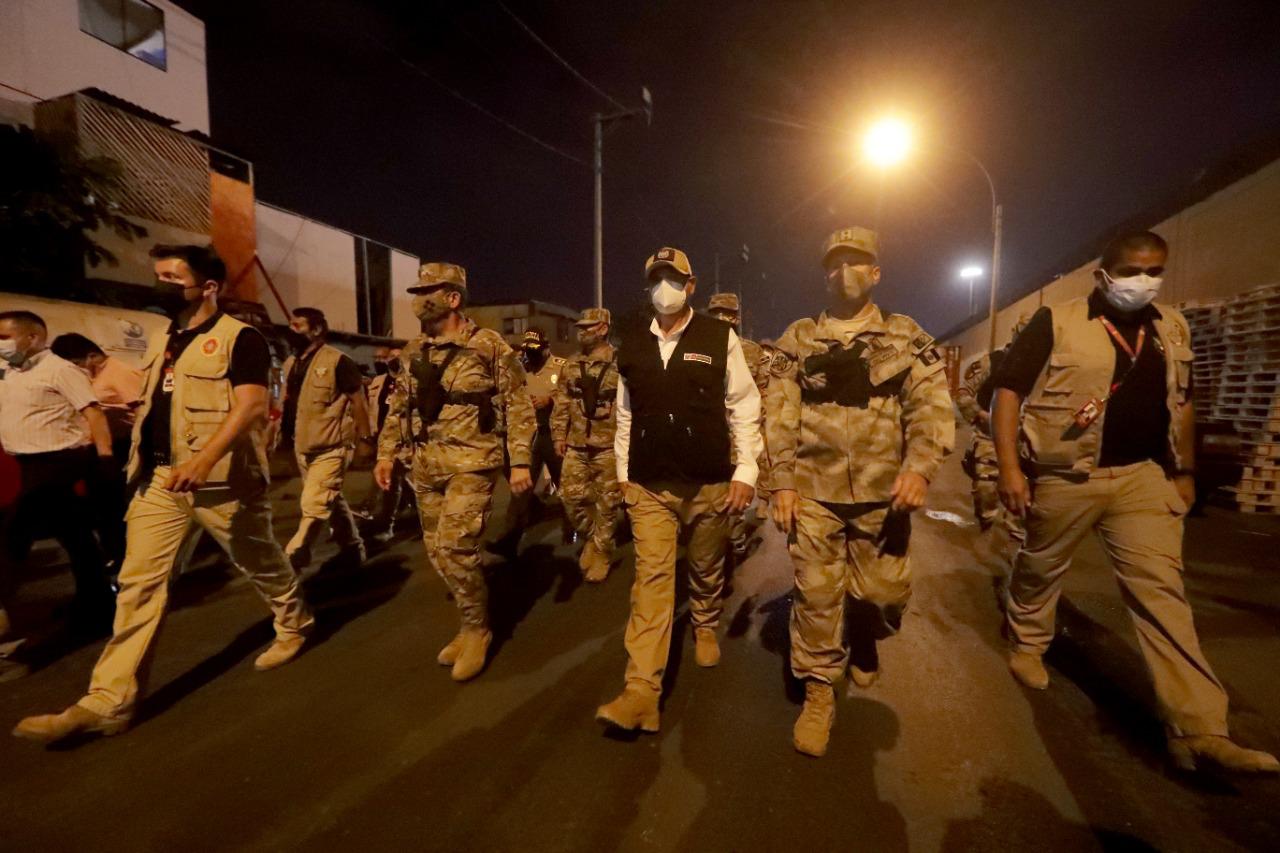 Foto del ministro Gavidia a su llegada hasta las zonas de Puerto Nuevo y Corongo, donde comprobó la labor que realiza el personal policial con apoyo de efectivos militares.