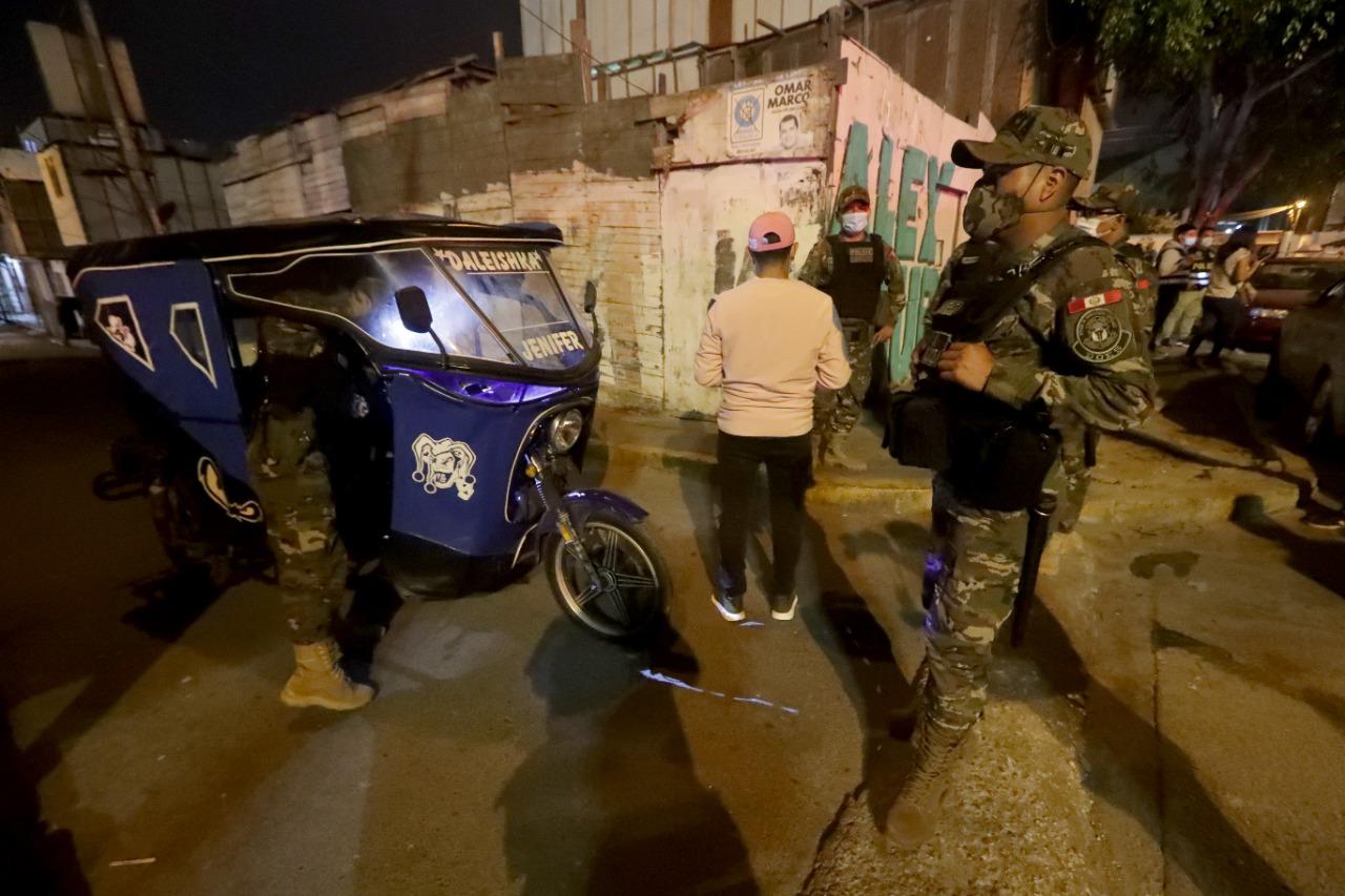 Foto del ministro Gavidia a su llegada hasta las zonas de Puerto Nuevo y Corongo, donde comprobó la labor que realiza el personal policial con apoyo de efectivos militares.