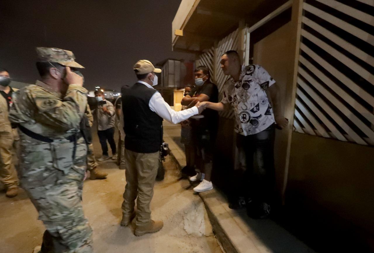 Foto del ministro Gavidia a su llegada hasta las zonas de Puerto Nuevo y Corongo, donde comprobó la labor que realiza el personal policial con apoyo de efectivos militares.