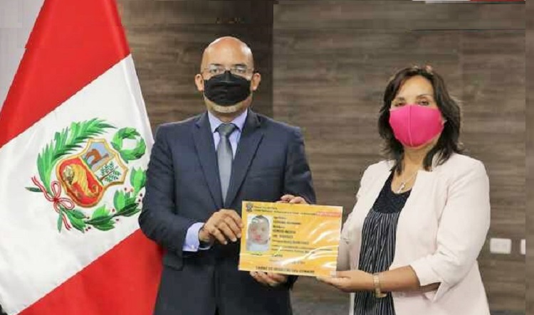 El presidente del Conadis, Marco Antonio Gamarra La Barrera y la ministra de Desarrollo e Inclusión Social, Dina Boluarte muestran un carnet der discapacidad grande.