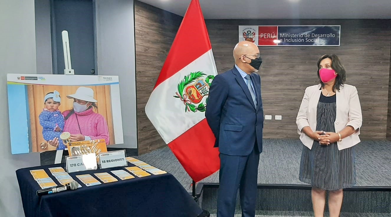 El presidente del Conadis, Marco Antonio Gamarra La Barrera; de la ministra de Desarrollo e Inclusión Social, Dina Boluarte, de la directora ejecutiva del Programa Nacional Cuna Más, Carmen Lourdes Sevilla Carnero están parados y muestran los carnet de discapacidad.