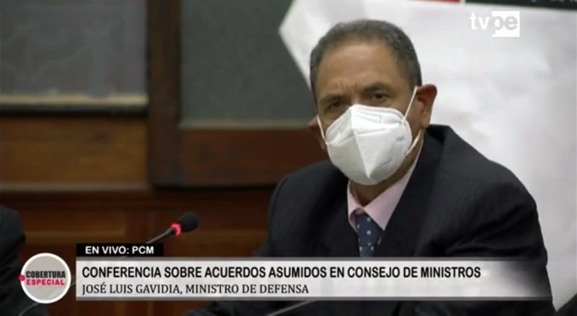 Foto del ministro de Defensa en conferencia de prensa después de sesión del Consejo de Ministros.