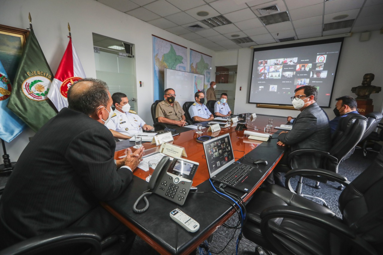 Foto del ministro José Gavidia en reunión virtual con gobernadores regionales en el marco de la elaboración del convenio para asignación de un helicóptero para cada región.