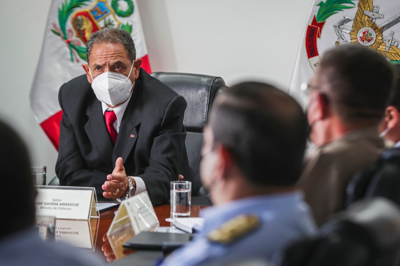Foto del ministro José Gavidia en reunión virtual con gobernadores regionales en el marco de la elaboración del convenio para asignación de un helicóptero para cada región.