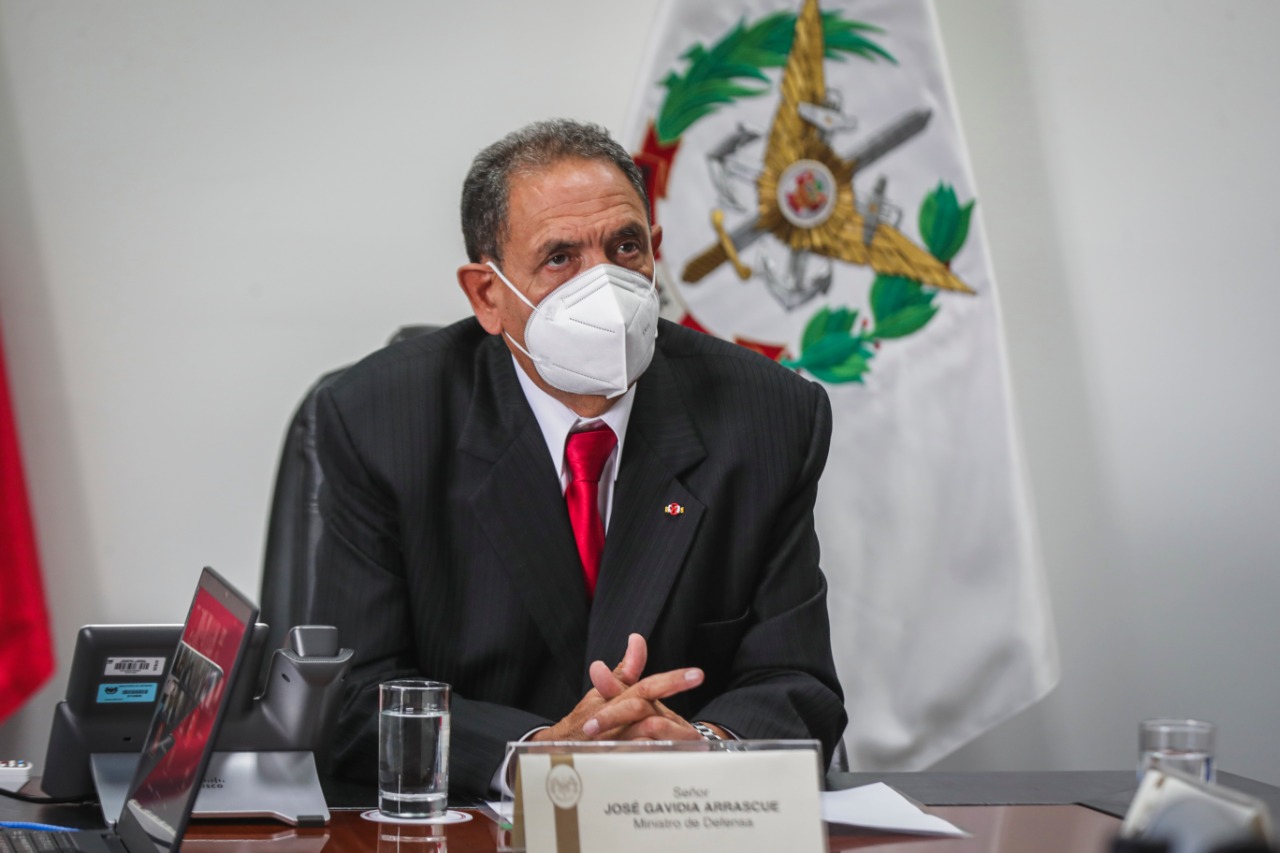 Foto del ministro José Gavidia en reunión virtual con gobernadores regionales en el marco de la elaboración del convenio para asignación de un helicóptero para cada región.