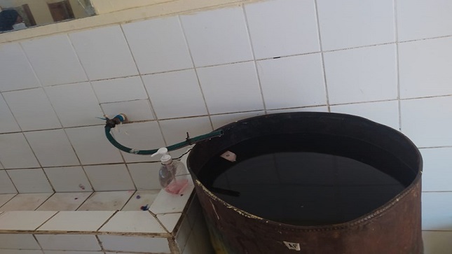 Baño de colegio en mal estado