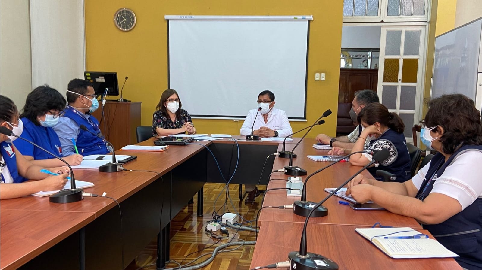 Minsa interviene para la solución a la problemática de familiares que acampan en los exteriores del INSN de Breña