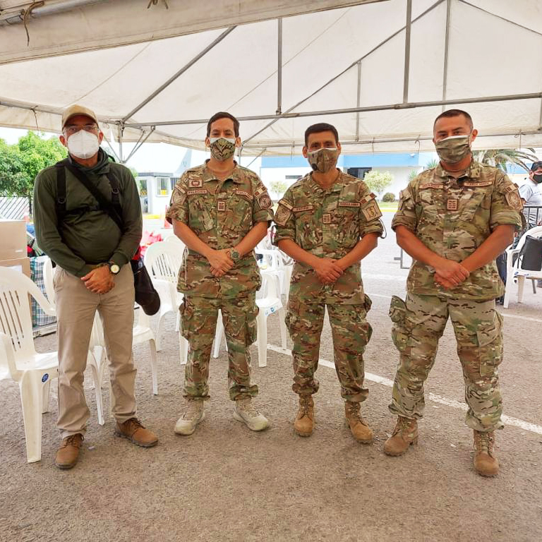 Fotografía del presidente del conadis con otros tres miembros de las fuerzas armadas