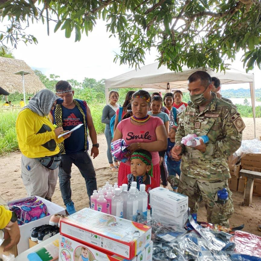 Fotografía de las donaciones sobre una mesa 