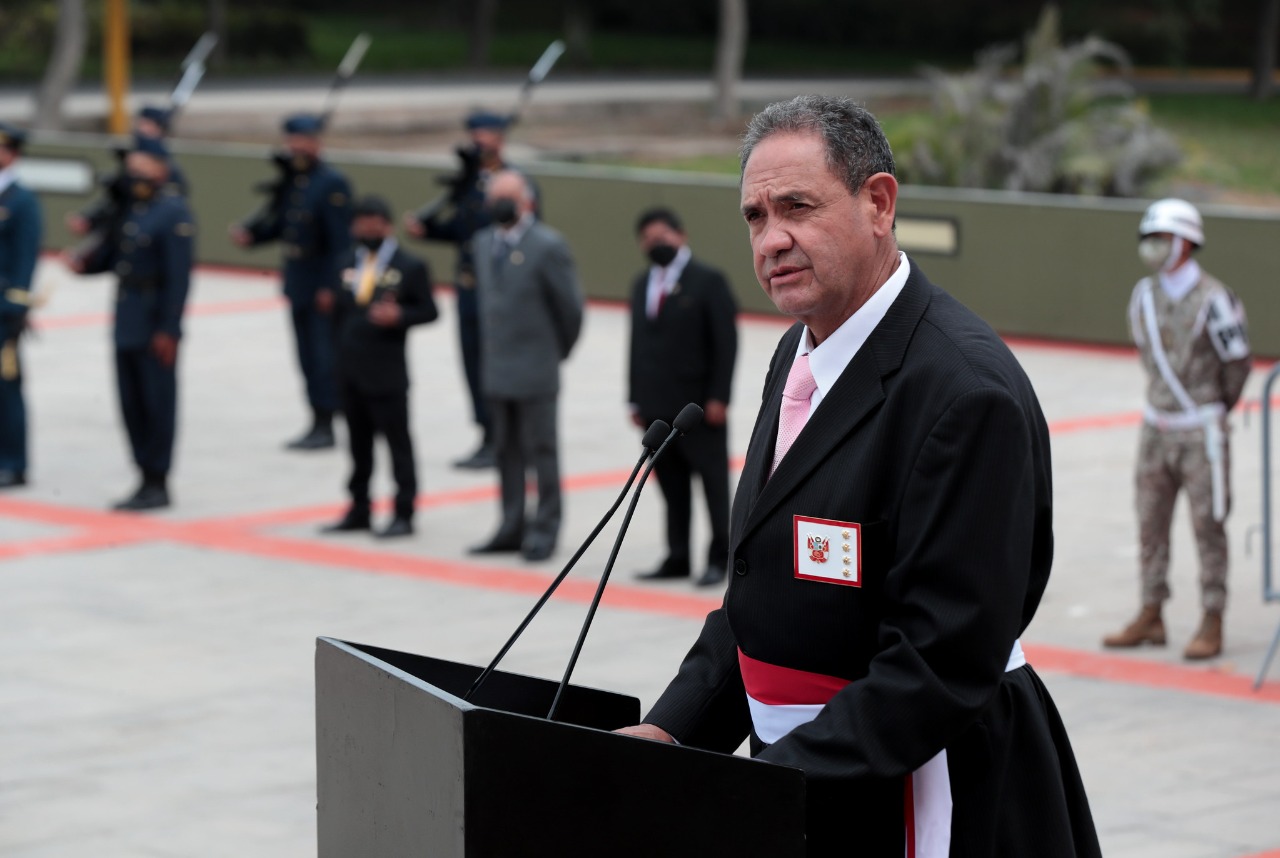 Foto del ministro de Defensa en ceremonia de conmemoración de los 27 años de las Operaciones del Alto Cenepa.