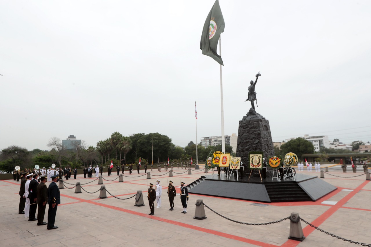 Foto del ministro de Defensa en ceremonia de conmemoración de los 27 años de las Operaciones del Alto Cenepa.