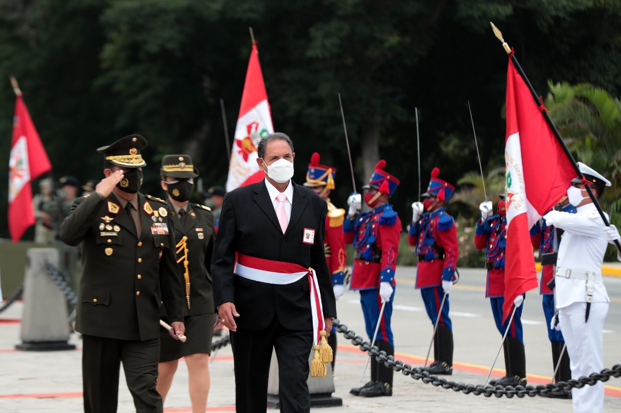 Foto del ministro de Defensa en ceremonia de conmemoración de los 27 años de las Operaciones del Alto Cenepa.