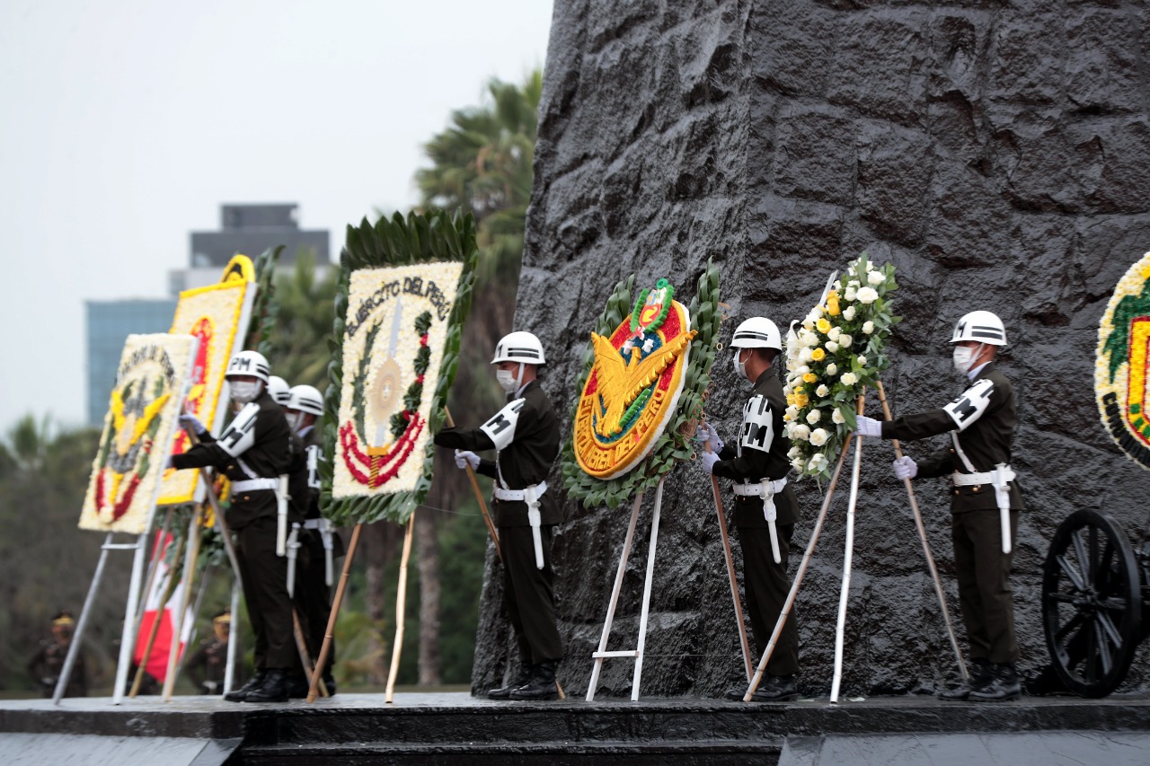 Foto del ministro de Defensa en ceremonia de conmemoración de los 27 años de las Operaciones del Alto Cenepa.