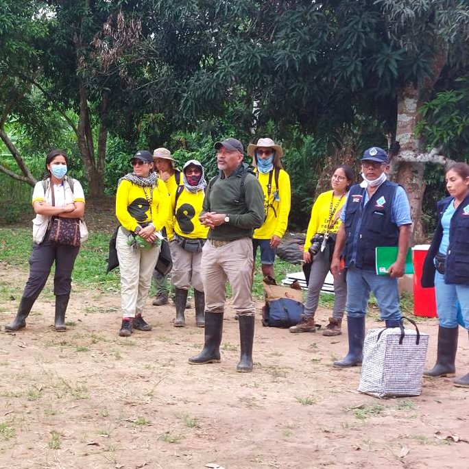 Fotografía del presidente del conadis dando una charla en la comunidad de purus