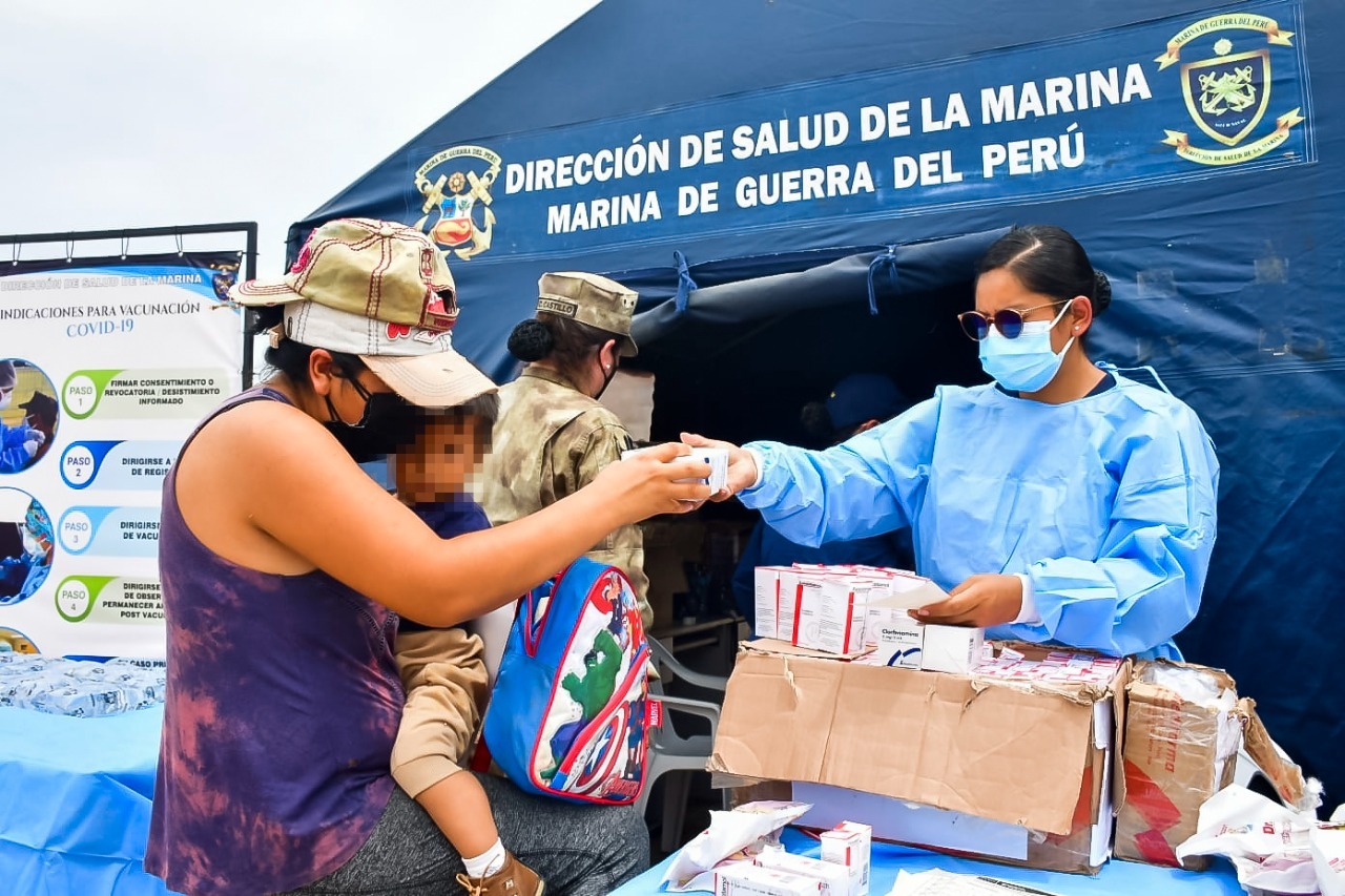 Foto de personal de la Marina de Guerra participando en la campaña "Cuido el mar, cuido mi salud" en Santa Rosa.
