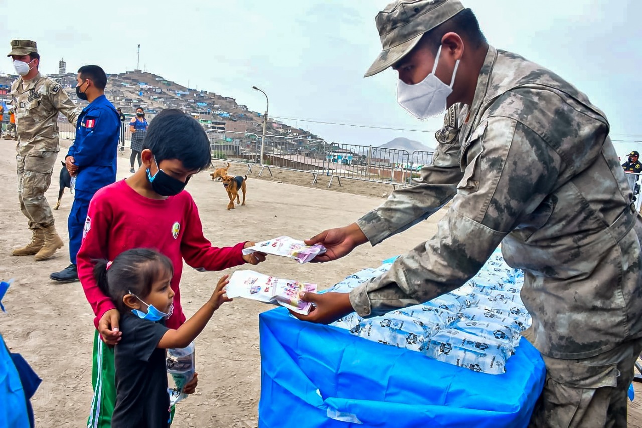 Foto de personal de la Marina de Guerra participando en la campaña "Cuido el mar, cuido mi salud" en Santa Rosa.