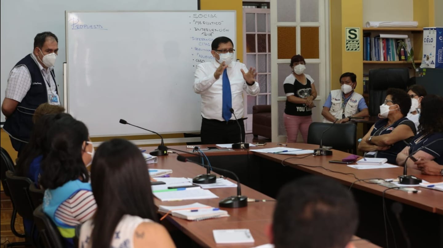 Minsa coordina campaña multisectorial para atender demandas de familiares de pacientes asentados en carpas alrededor del INSN en Breña