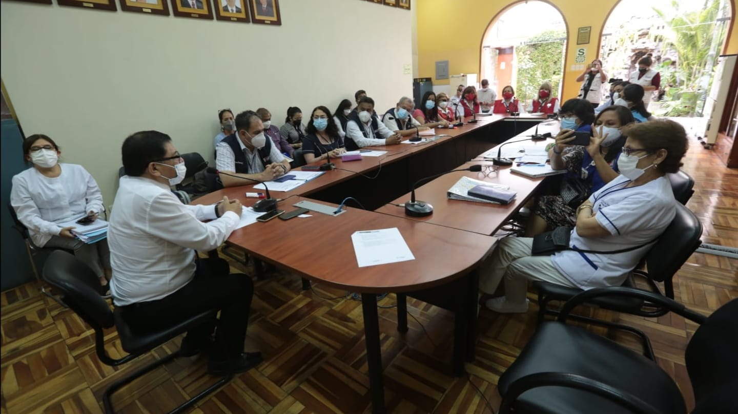 Minsa coordina campaña multisectorial para atender demandas de familiares de pacientes asentados en carpas alrededor del INSN en Breña