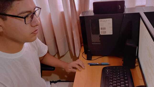Joven estudiando frente a la computadora. 