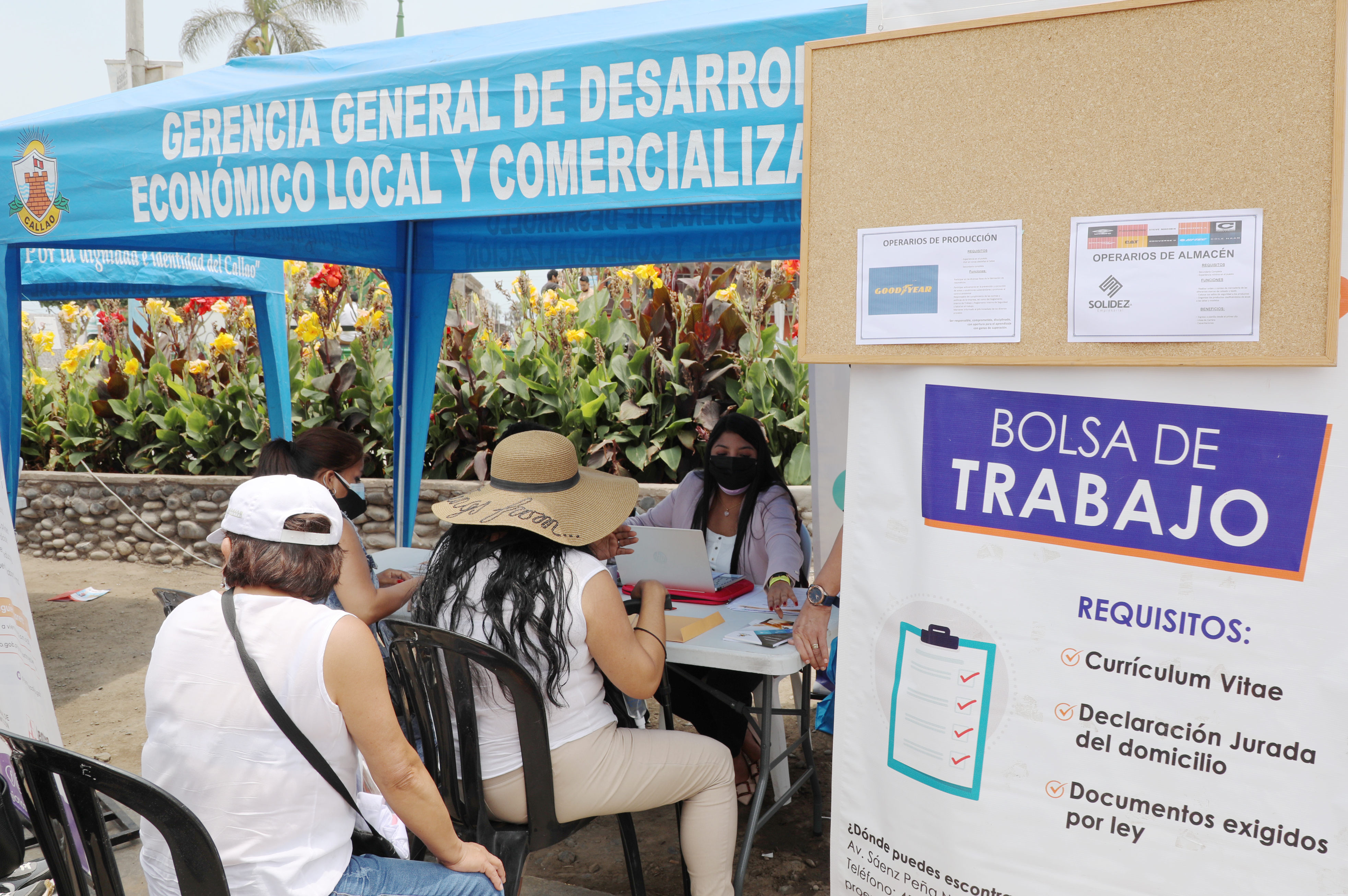 Fotografía de personas recibiendo información de una asesora de bolsa de trabajo