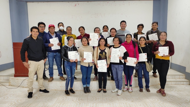 Grupo de estudiantes del CETPRO CNCL - Chota - sede Chalamarca.