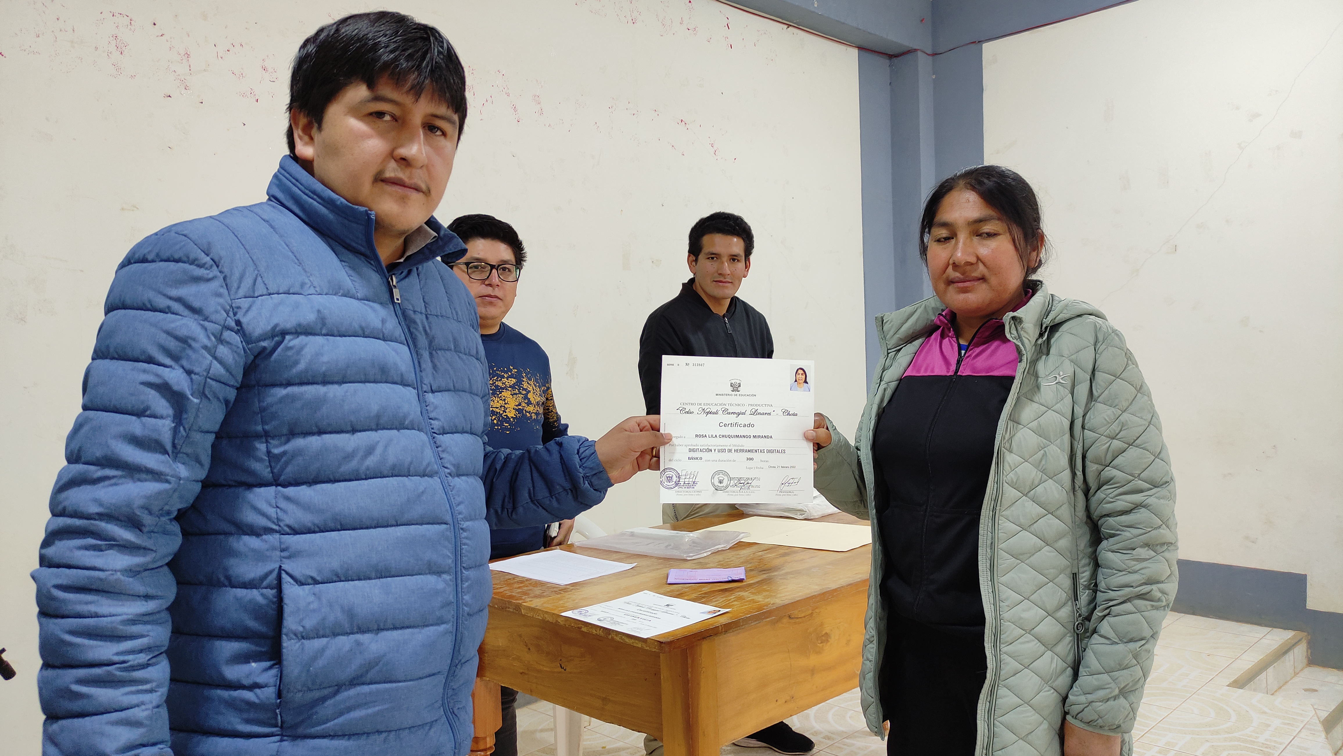 Gerente Municipal entrega de certificado.