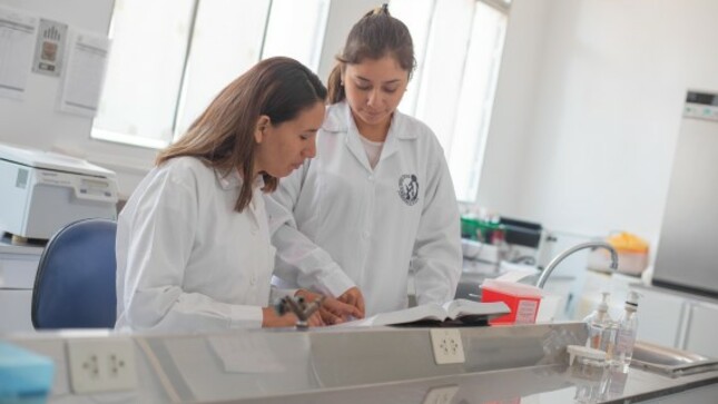 Investigadoras realizando su trabajo en un laboratorio.