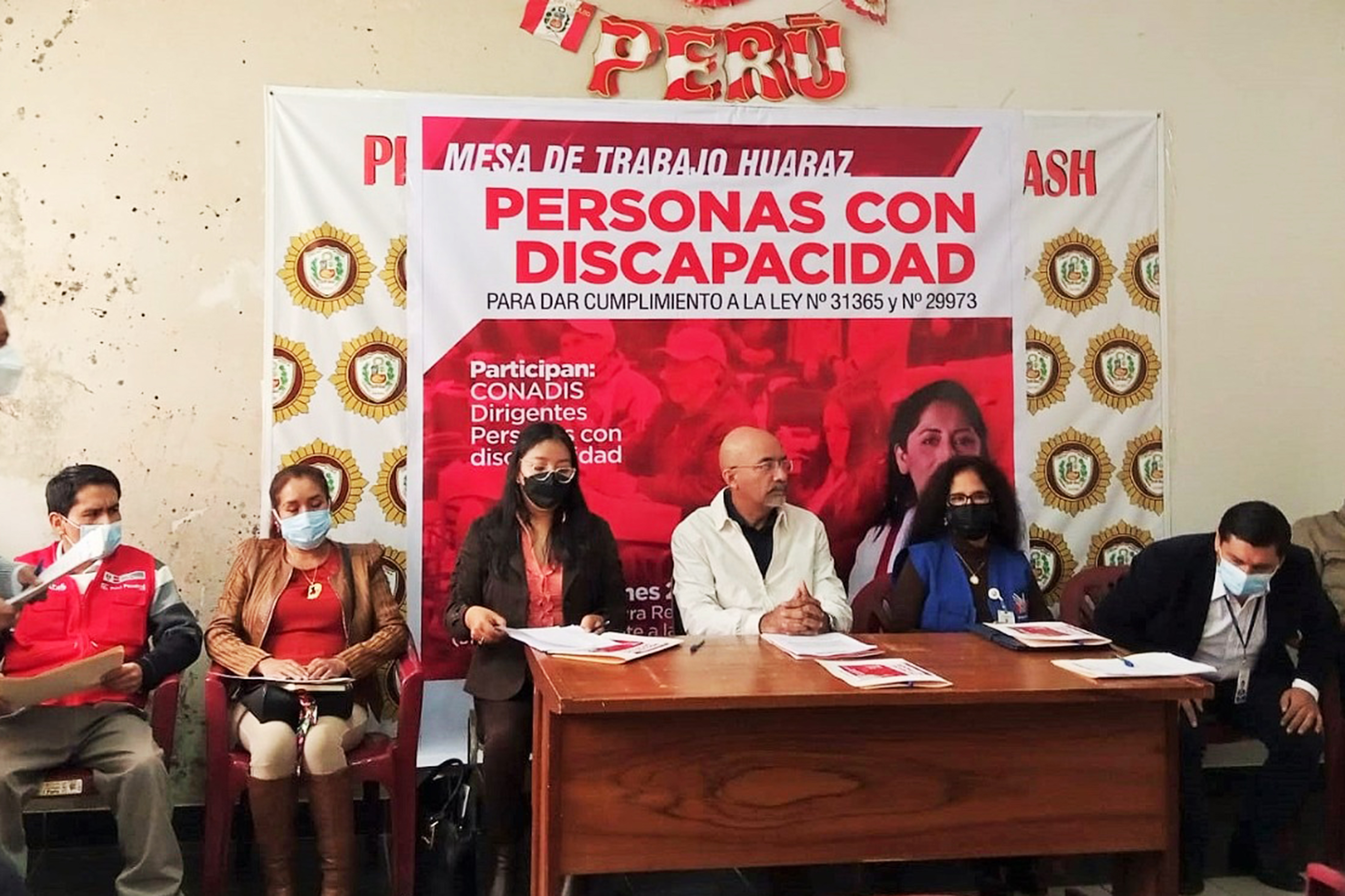 Fotografía del presidente del conadis en un aula con otras autoridades