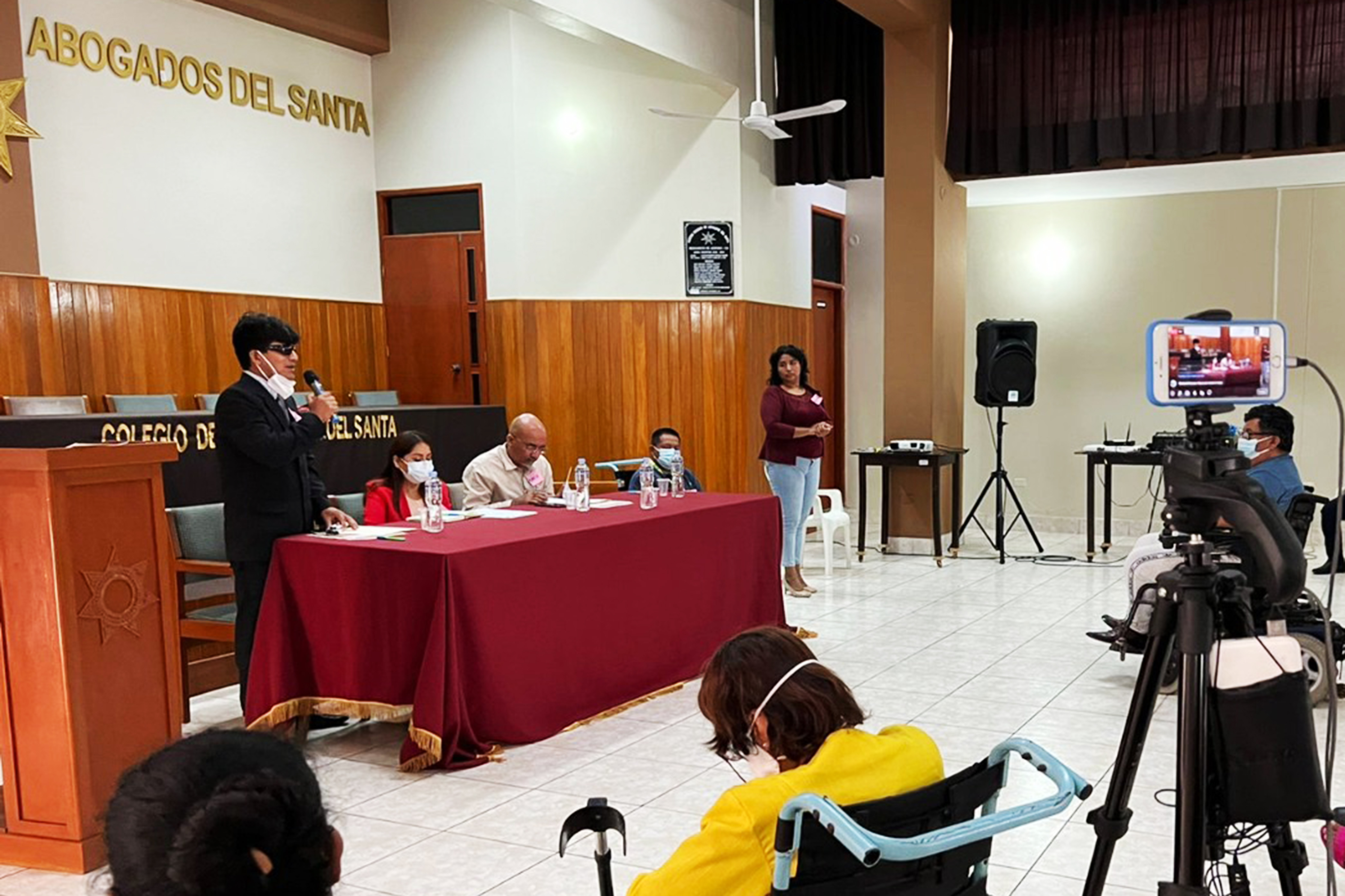 Fotografía del presidente del conadis hablando a varias personas en el colegio de abogados