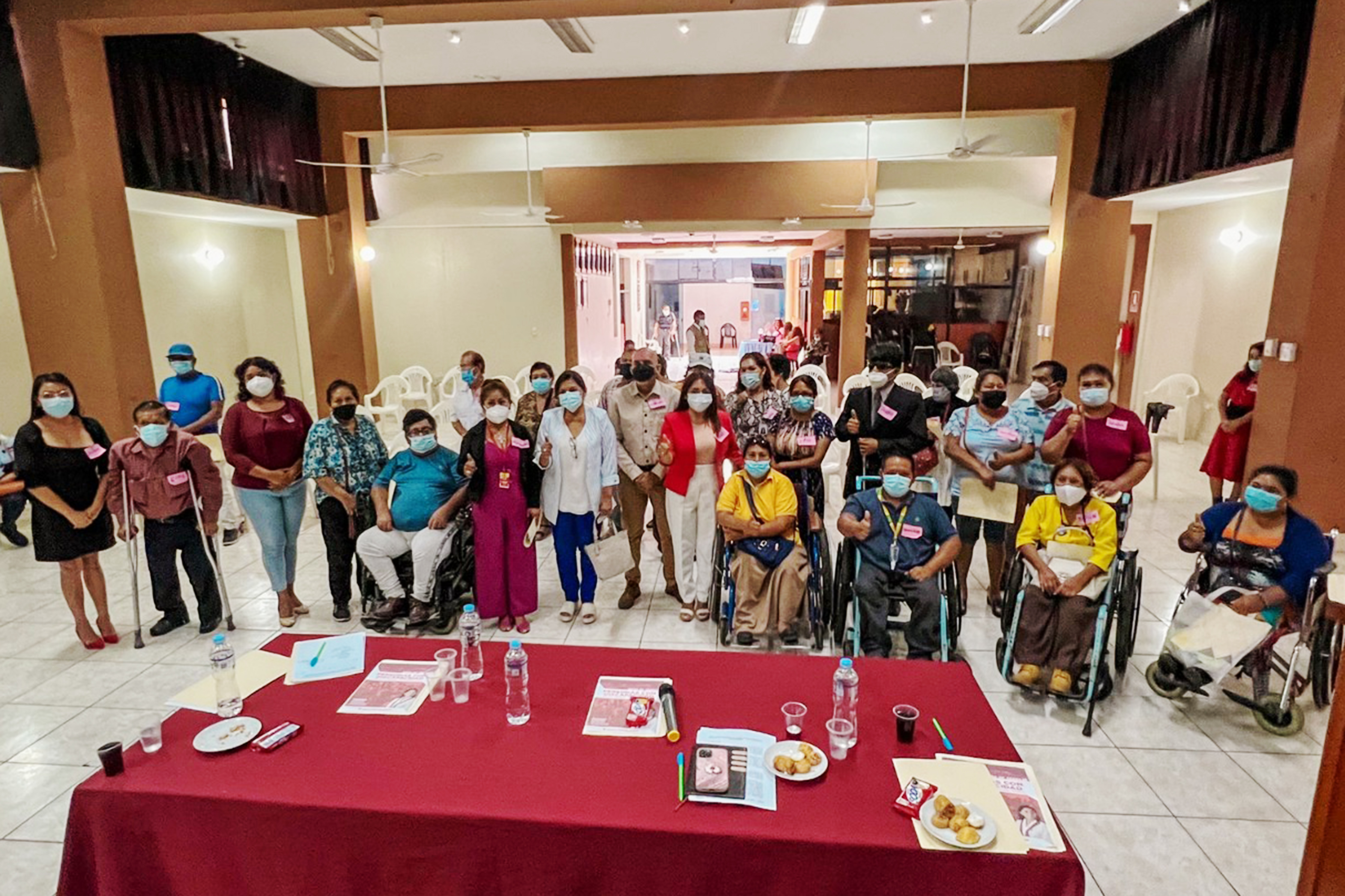 Fotografía de un grupo de personas en el colegio de abogados