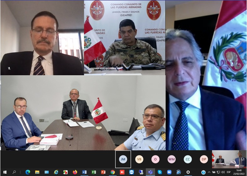 Foto del viceministro de Políticas para la Defensa participando en reunión sobre la participación en Operaciones de Paz de la ONU.