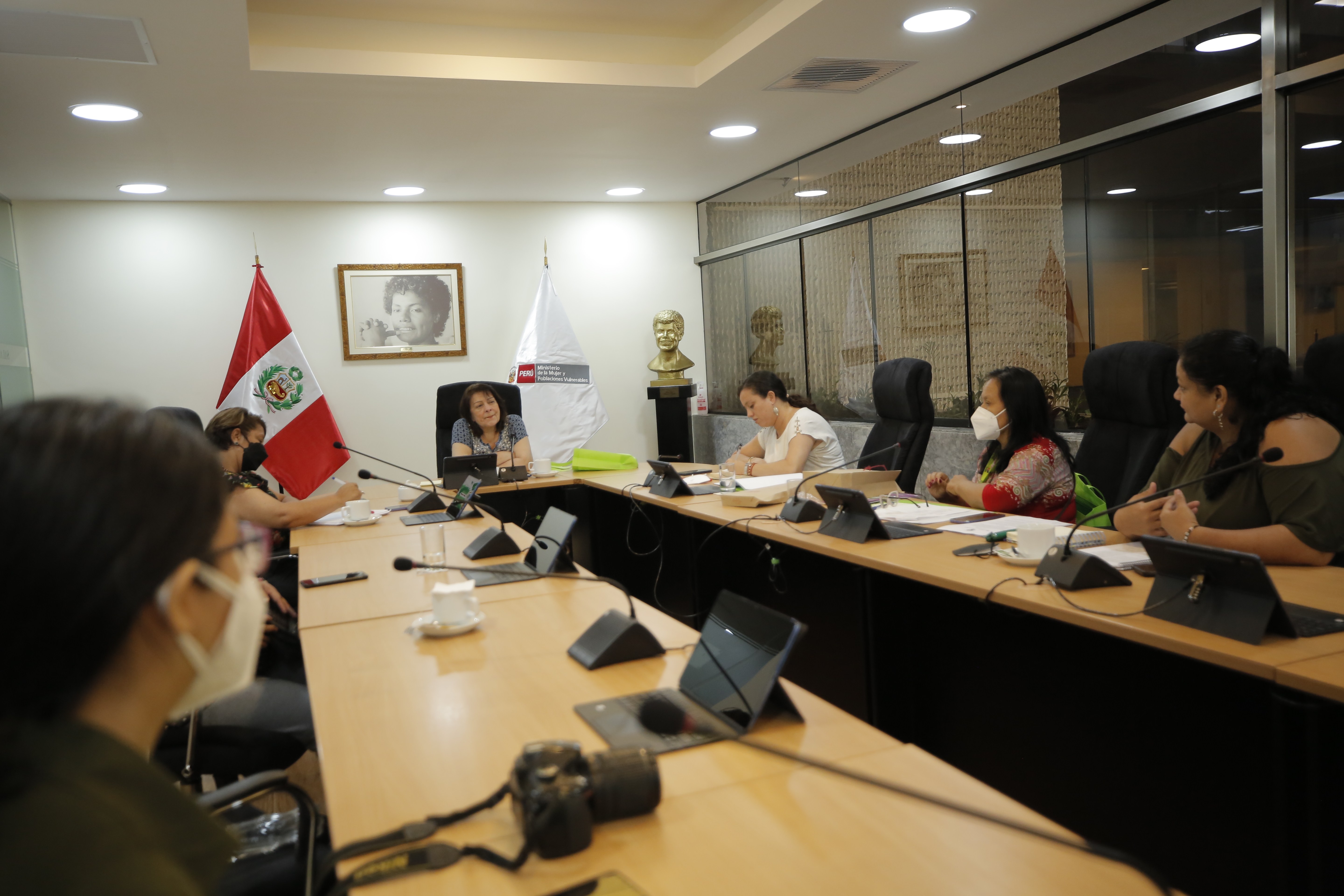 Reunión con trabajadoras del hogar en el MIMP