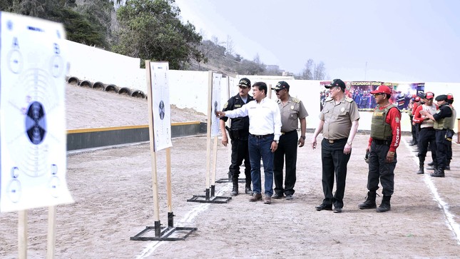 Ministro Morán supervisa entrenamiento.