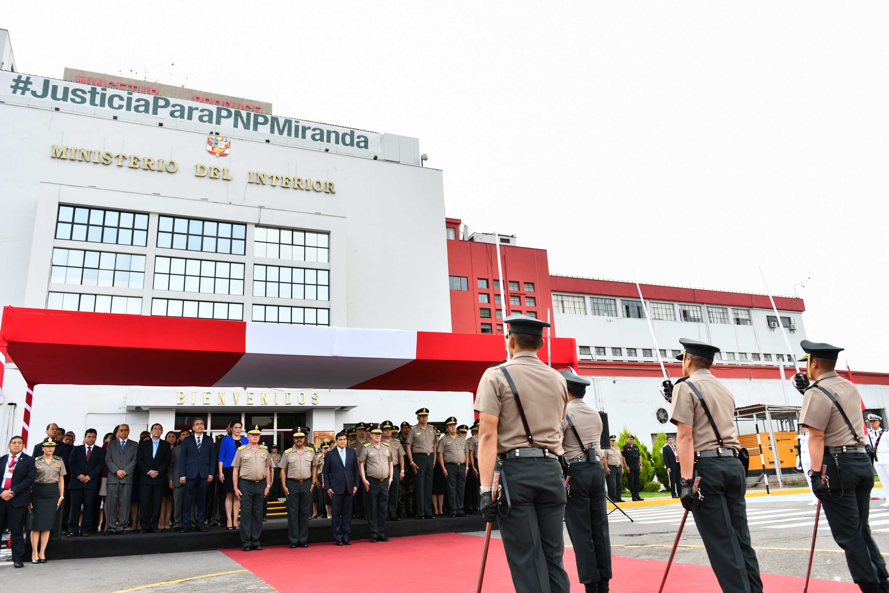 Ministro del Interior recibió a los padres del policía, a quienes explicó los detalles de la estrategia legal para lograr su pronta liberación 