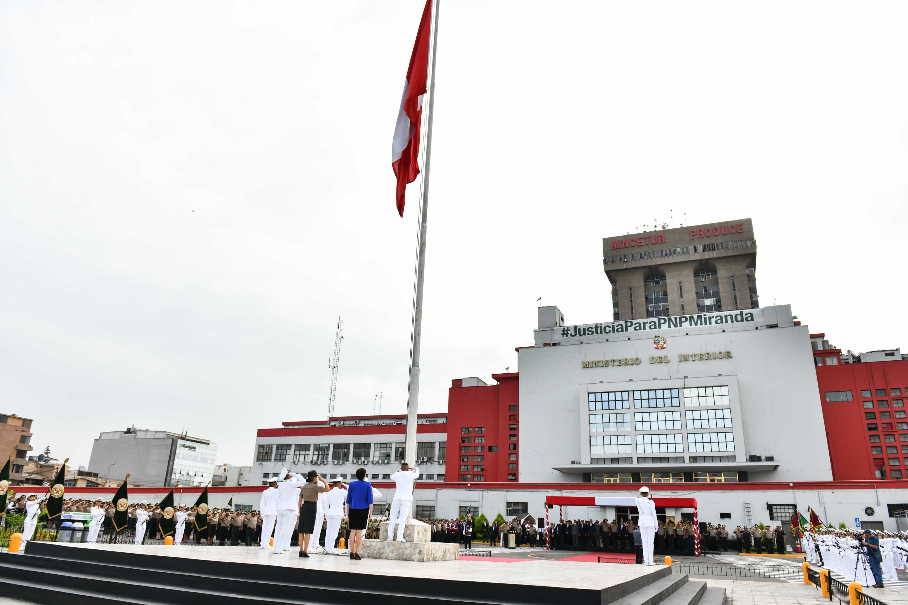 Ministro del Interior recibió a los padres del policía, a quienes explicó los detalles de la estrategia legal para lograr su pronta liberación 