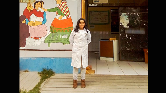 Talento Hilda Quispe de pie junto a centro de salud en Ayacucho