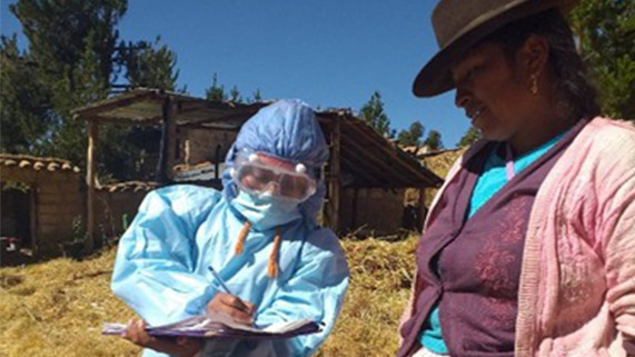 Hilda junto a madre de familia mientras toma datos para el estudio en Qasanqay