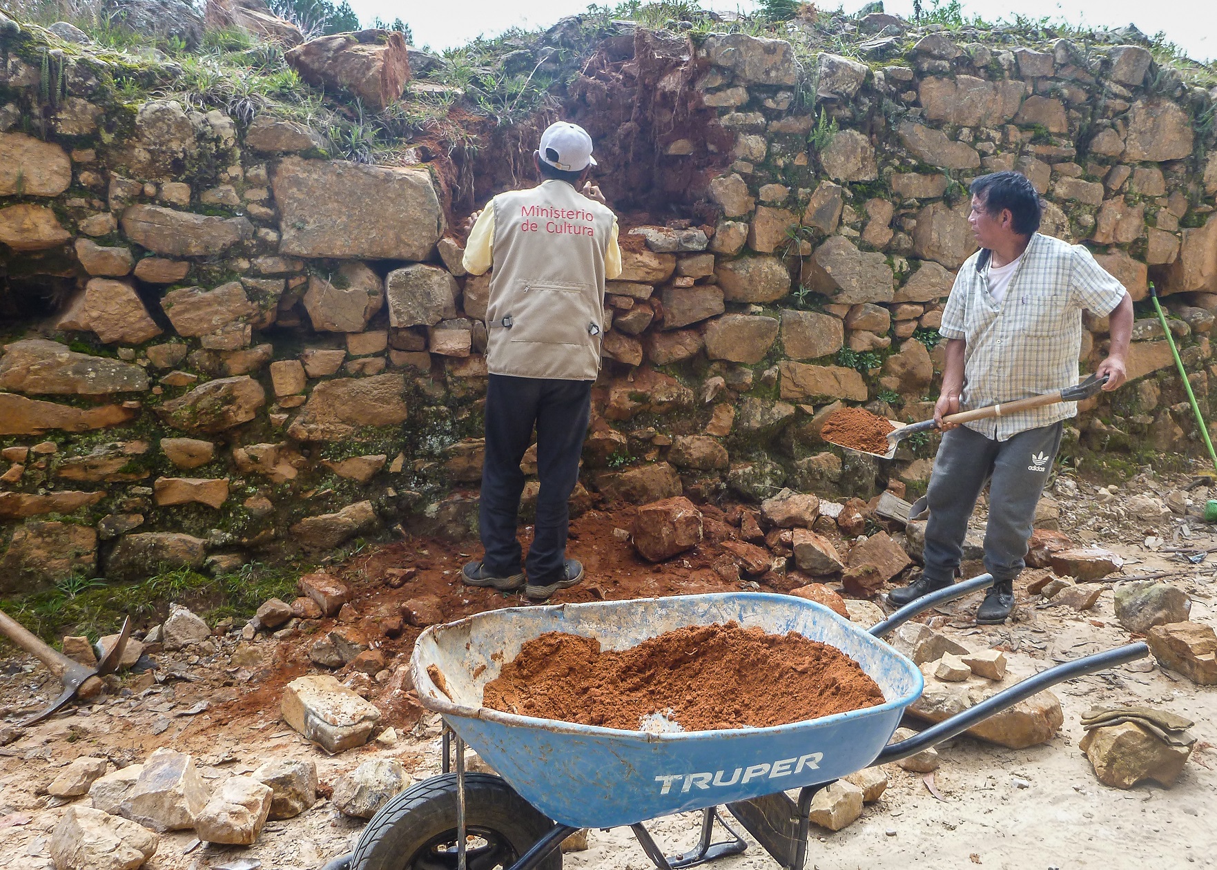 El Ministerio de Cultura, a través de la Unidad Ejecutora 007 Marcahuamachuco, realizó labores de conservación preventiva en el muro perimétrico del monumento arqueológico prehispánico de Wiraqochapampa, el mismo que tuvo un desprendimiento de material lítico de un sector de su cabecera, debido a las intensas lluvias que afectan a dicha zona del país.
Cabe señalar que, en la provincia de Sánchez Carrión, región La Libertad, sus monumentos arqueológicos vienen siendo afectados por el temporal de lluvias, por esta razón la institución perteneciente al sector Cultura, lleva a cabo acciones de monitoreo constante y actividades de conservación en los monumentos de Marcahuamachuco, Wiraqochapampa, Cerro Miraflores y Cerro Sazón, principalmente.
Al respecto, Henry Gayoso Rullier, responsable de la Unidad Ejecutora 007 Marcahuamachuco, detalló que el trabajo se realiza de manera progresiva, identificando los puntos críticos y programando acciones de acuerdo a la necesidad específica de cada área a intervenir.
Gracias al monitoreo constante de nuestros servidores, hemos intervenido mediante conservación preventiva un área del muro perimetral de Wiraqochapampa, en donde se encontró el desprendimiento de material lítico de las cabeceras producto del desgaste natural del mortero producido por las lluvias, expresó Gayoso.
De esta manera, la Unidad Ejecutora 007 Marcahuamachuco, brinda el monitoreo y mantenimiento constante a los principales monumentos arqueológicos de la provincia de Sánchez Carrión, a fin de preservar y proteger nuestro legado cultural en la sierra norte del Perú.
