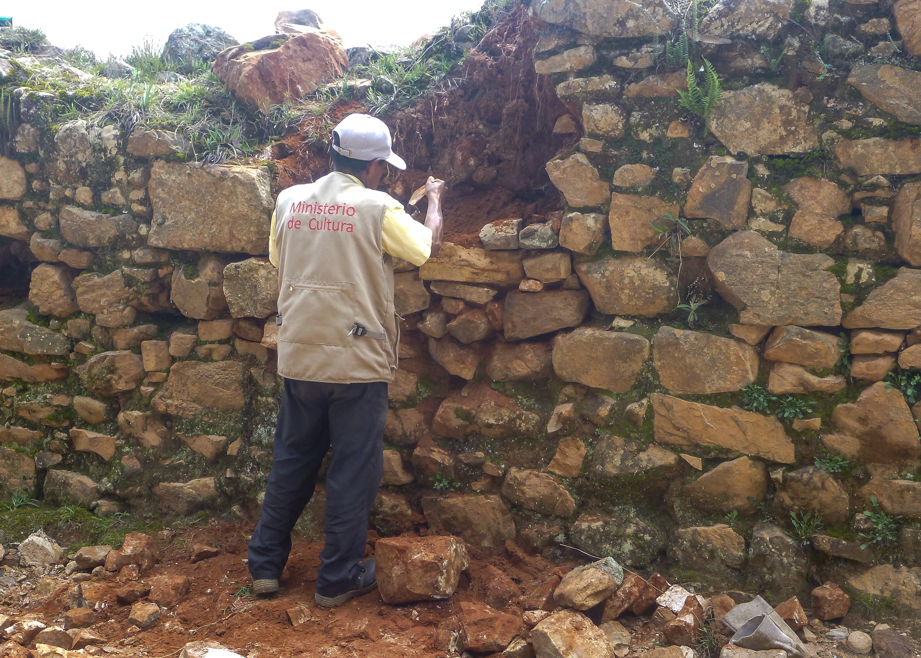 El Ministerio de Cultura, a través de la Unidad Ejecutora 007 Marcahuamachuco, realizó labores de conservación preventiva en el muro perimétrico del monumento arqueológico prehispánico de Wiraqochapampa, el mismo que tuvo un desprendimiento de material lítico de un sector de su cabecera, debido a las intensas lluvias que afectan a dicha zona del país.
Cabe señalar que, en la provincia de Sánchez Carrión, región La Libertad, sus monumentos arqueológicos vienen siendo afectados por el temporal de lluvias, por esta razón la institución perteneciente al sector Cultura, lleva a cabo acciones de monitoreo constante y actividades de conservación en los monumentos de Marcahuamachuco, Wiraqochapampa, Cerro Miraflores y Cerro Sazón, principalmente.
Al respecto, Henry Gayoso Rullier, responsable de la Unidad Ejecutora 007 Marcahuamachuco, detalló que el trabajo se realiza de manera progresiva, identificando los puntos críticos y programando acciones de acuerdo a la necesidad específica de cada área a intervenir.
Gracias al monitoreo constante de nuestros servidores, hemos intervenido mediante conservación preventiva un área del muro perimetral de Wiraqochapampa, en donde se encontró el desprendimiento de material lítico de las cabeceras producto del desgaste natural del mortero producido por las lluvias, expresó Gayoso.
De esta manera, la Unidad Ejecutora 007 Marcahuamachuco, brinda el monitoreo y mantenimiento constante a los principales monumentos arqueológicos de la provincia de Sánchez Carrión, a fin de preservar y proteger nuestro legado cultural en la sierra norte del Perú.