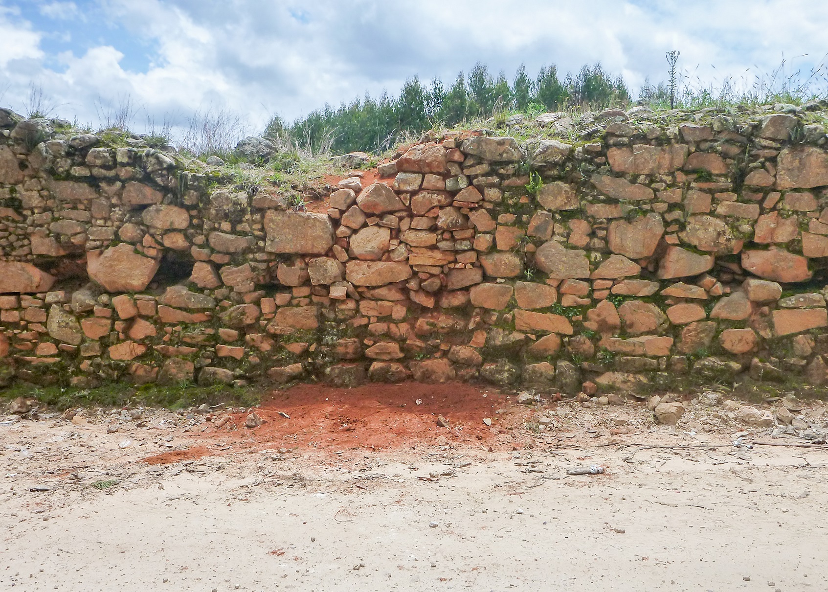 El Ministerio de Cultura, a través de la Unidad Ejecutora 007 Marcahuamachuco, realizó labores de conservación preventiva en el muro perimétrico del monumento arqueológico prehispánico de Wiraqochapampa, el mismo que tuvo un desprendimiento de material lítico de un sector de su cabecera, debido a las intensas lluvias que afectan a dicha zona del país.
Cabe señalar que, en la provincia de Sánchez Carrión, región La Libertad, sus monumentos arqueológicos vienen siendo afectados por el temporal de lluvias, por esta razón la institución perteneciente al sector Cultura, lleva a cabo acciones de monitoreo constante y actividades de conservación en los monumentos de Marcahuamachuco, Wiraqochapampa, Cerro Miraflores y Cerro Sazón, principalmente.
Al respecto, Henry Gayoso Rullier, responsable de la Unidad Ejecutora 007 Marcahuamachuco, detalló que el trabajo se realiza de manera progresiva, identificando los puntos críticos y programando acciones de acuerdo a la necesidad específica de cada área a intervenir.
Gracias al monitoreo constante de nuestros servidores, hemos intervenido mediante conservación preventiva un área del muro perimetral de Wiraqochapampa, en donde se encontró el desprendimiento de material lítico de las cabeceras producto del desgaste natural del mortero producido por las lluvias, expresó Gayoso.
De esta manera, la Unidad Ejecutora 007 Marcahuamachuco, brinda el monitoreo y mantenimiento constante a los principales monumentos arqueológicos de la provincia de Sánchez Carrión, a fin de preservar y proteger nuestro legado cultural en la sierra norte del Perú.