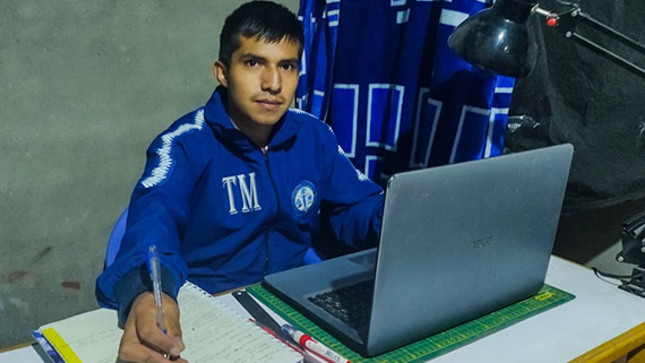 Joven estudia frente a su laptop