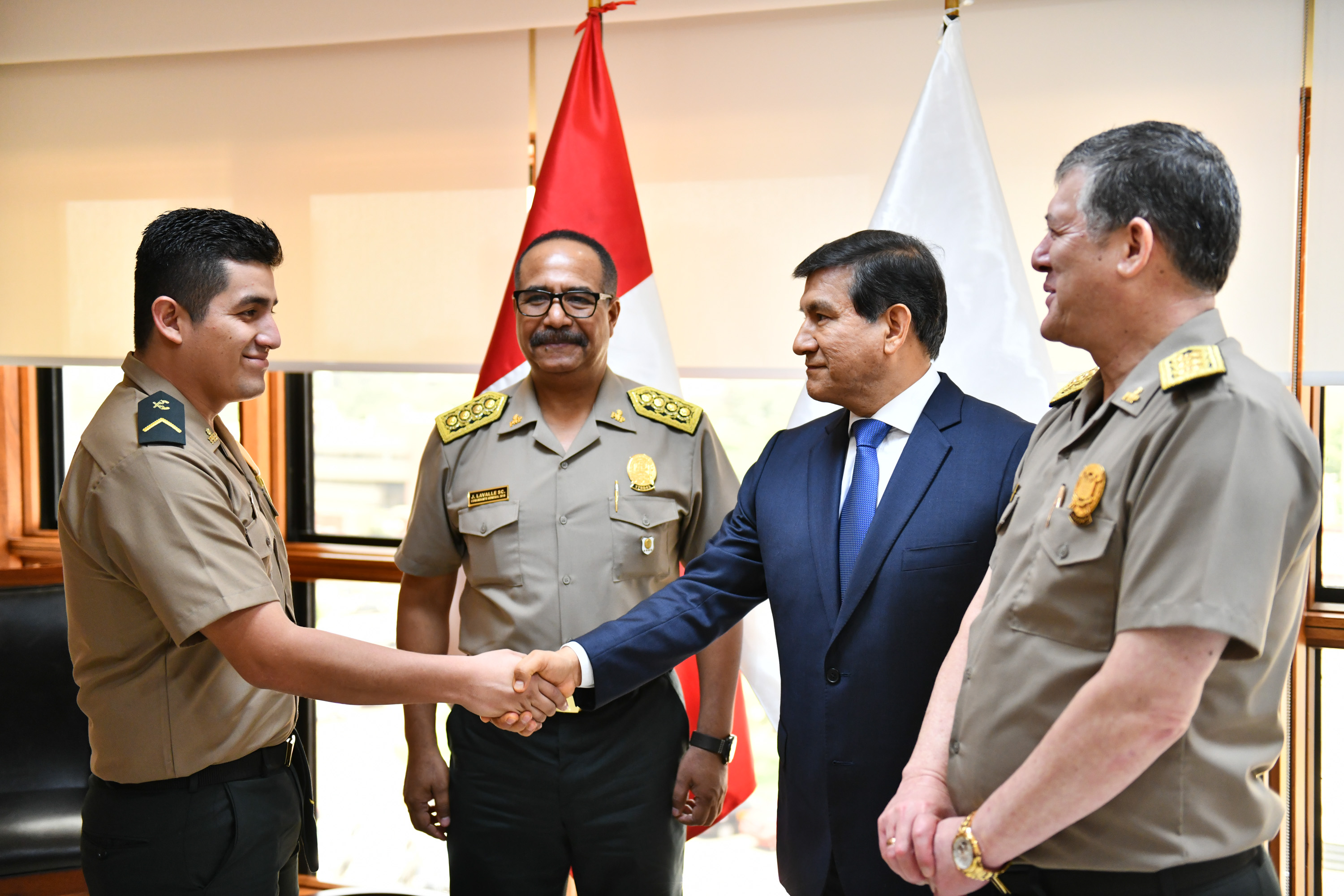 Ministro del Interior, Carlos Morán, recibió al suboficial Elvis Miranda.