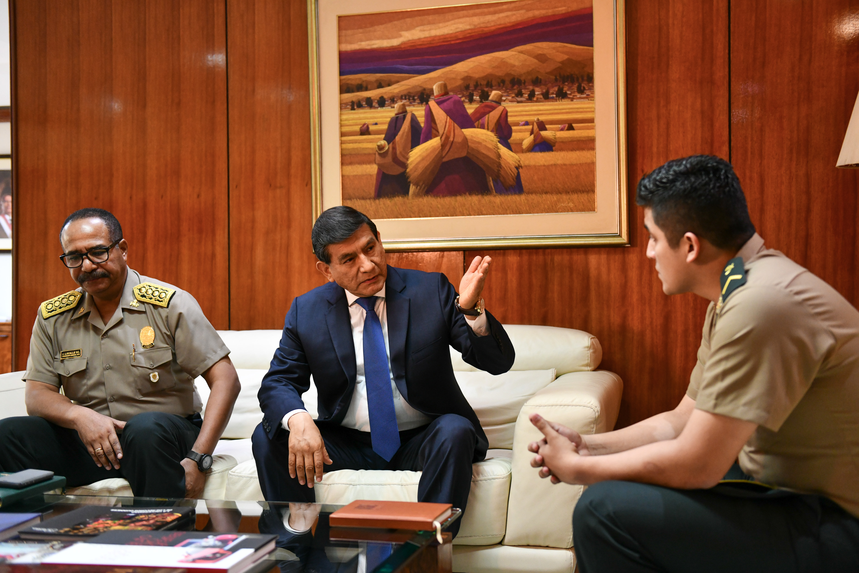 Ministro del Interior, Carlos Morán, recibió al suboficial Elvis Miranda.