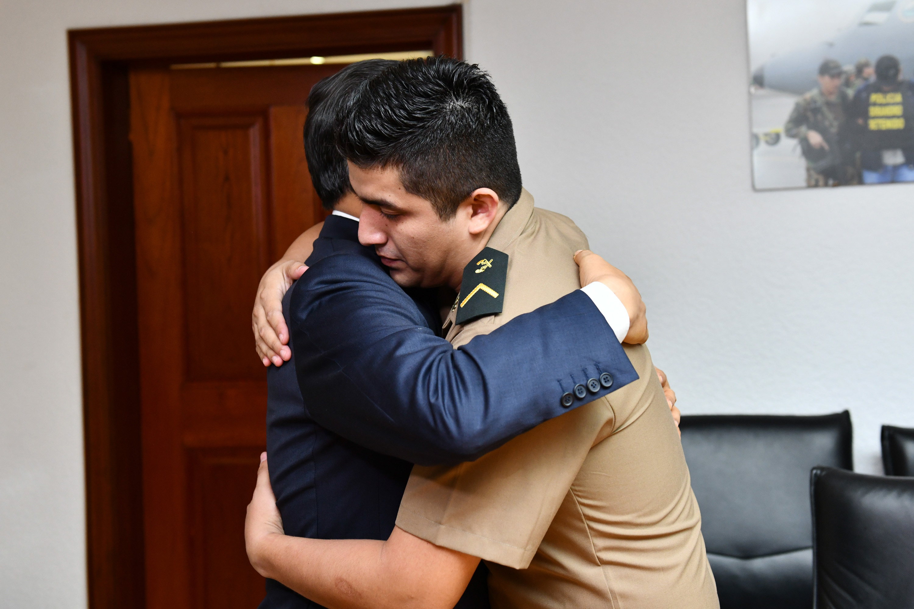 Ministro del Interior, Carlos Morán, recibió al suboficial Elvis Miranda.