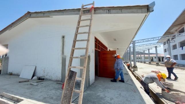 Contraloría detecta retrasos y ausencia de personal en rehabilitación de colegio en Las Lomas