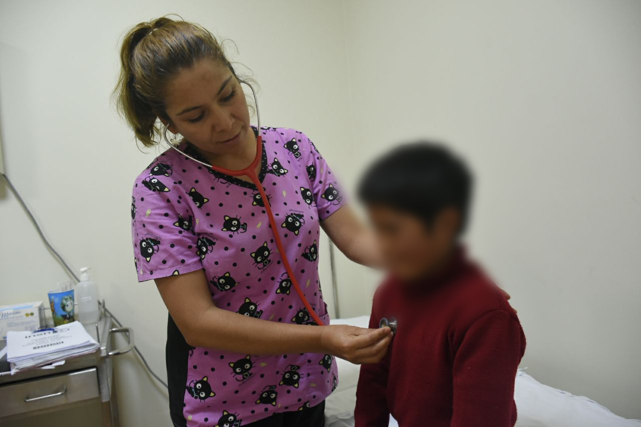 Un niño está siendo atendido por una Doctora en el consultorio